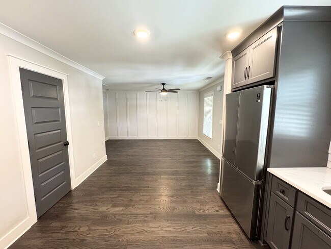 Building Photo - Single Bedroom Charmer