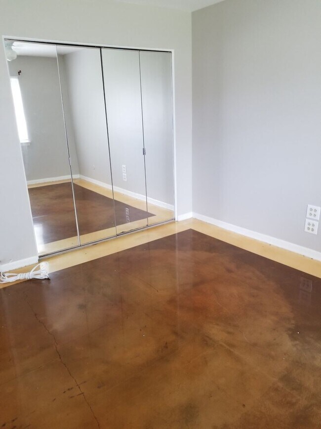 Building Photo - 2 Bedroom 1 Bath Condo in Des Plaines!