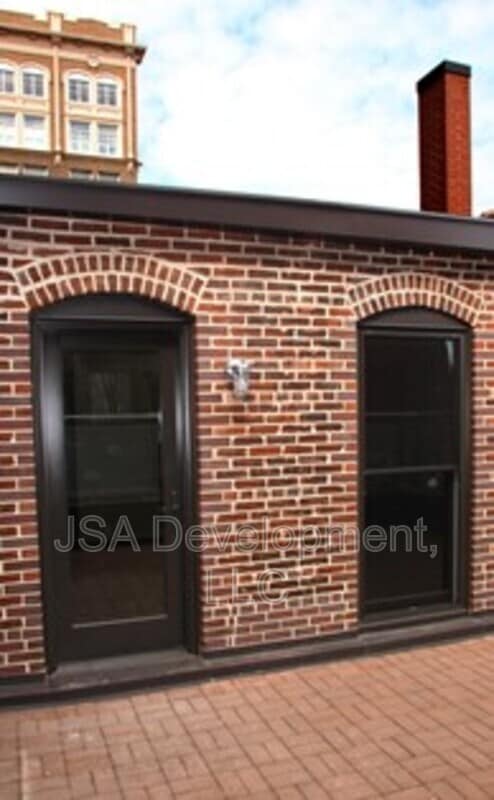 Building Photo - 206 E 4th St