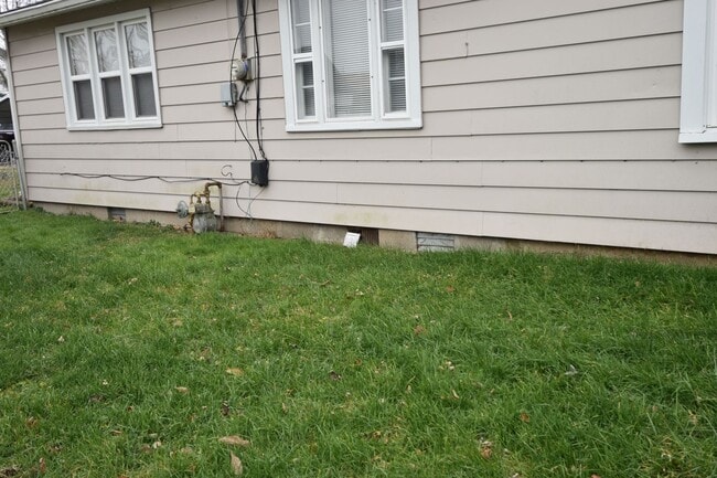 Building Photo - 2 Bedroom Home For Rent Fortville IN