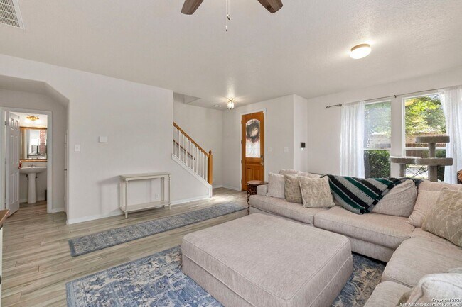 Building Photo - Charming Home Awaits: Spacious & Modern Li...