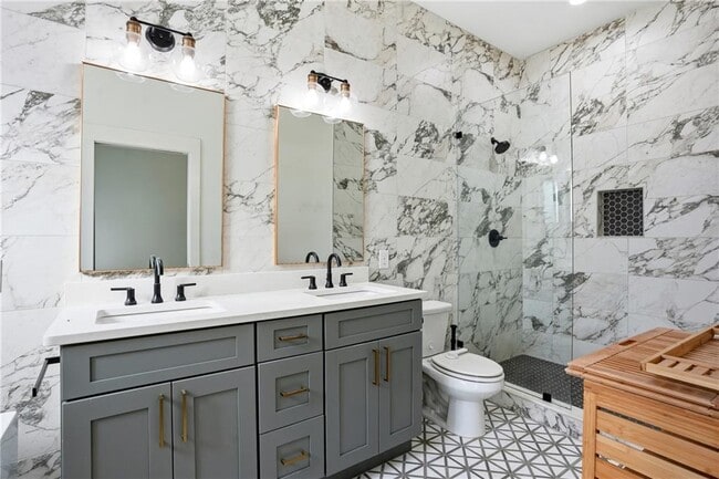 Building Photo - 1025 Oak St SW