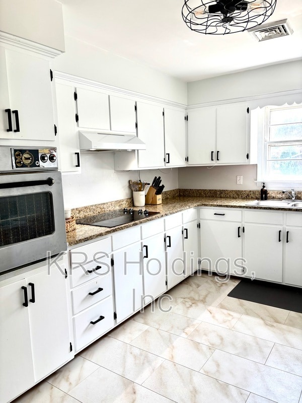 Building Photo - 2400 Forest Dr