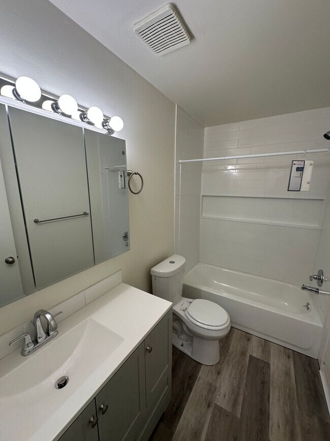 Building Photo - Large 3 Bedroom apartment!