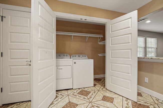 Building Photo - 5001 Canella Dr