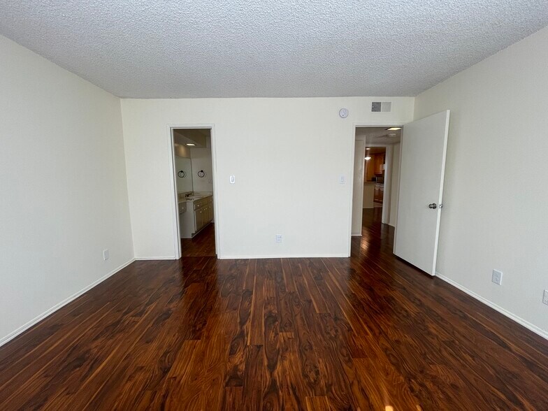 Building Photo - 5330 Zelzah Ave