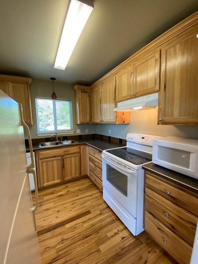Building Photo - Beautifully Remodeled Springfield Cottage