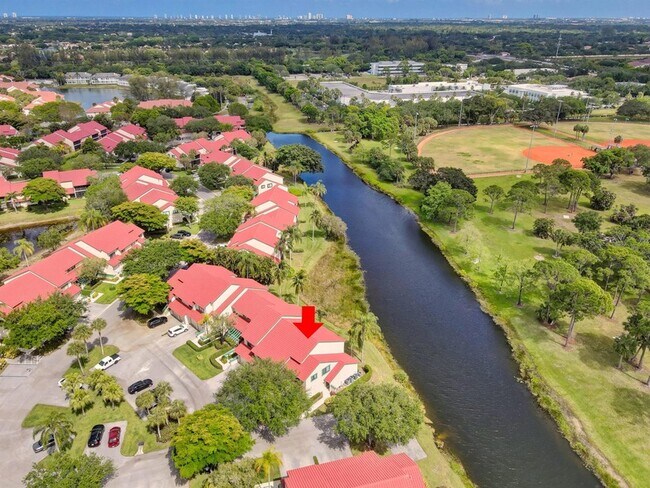 Building Photo - 6 Lexington Ln E