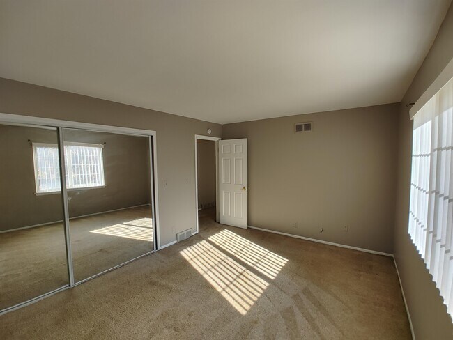 Building Photo - 25312 Shiawassee Cir