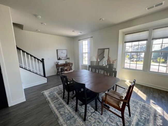 Building Photo - FULLY FURNISHED high-end beautiful 3 bedroom 3 1/2 bath home in Creekside Commons.