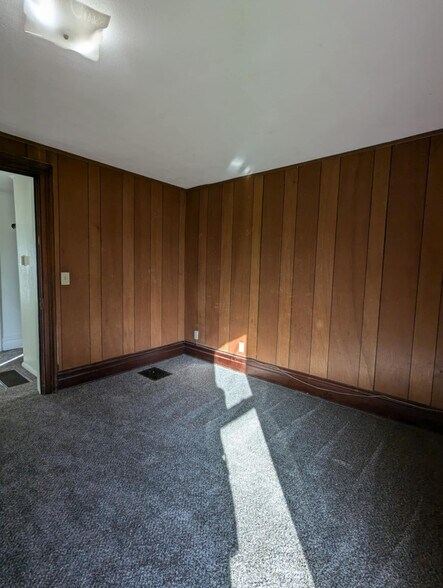 Building Photo - 709 E 2nd St