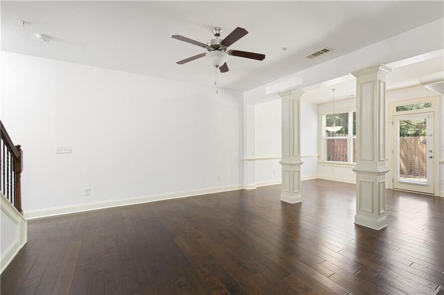 Building Photo - 2249 Knoxhill View