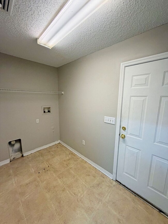 Building Photo - 7 Poinsettia Ln