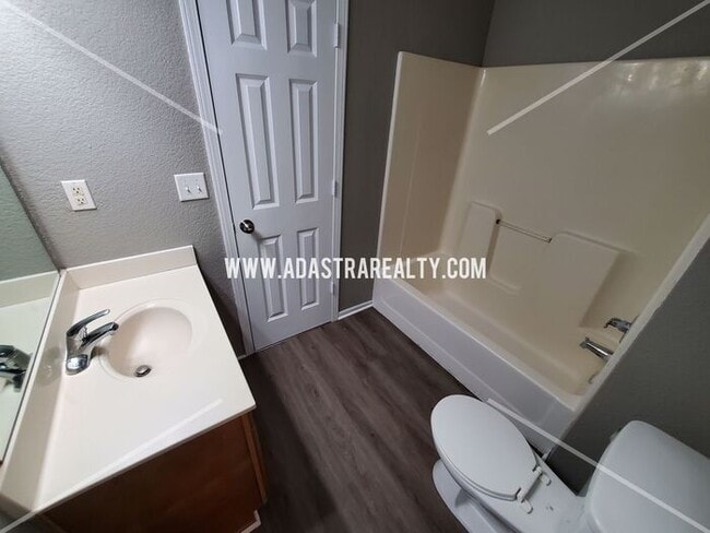 Building Photo - Spacious Townhome in Piper School District...