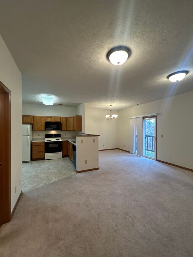 Building Photo - 3 Bedroom Townhome - Short Term Lease Available!