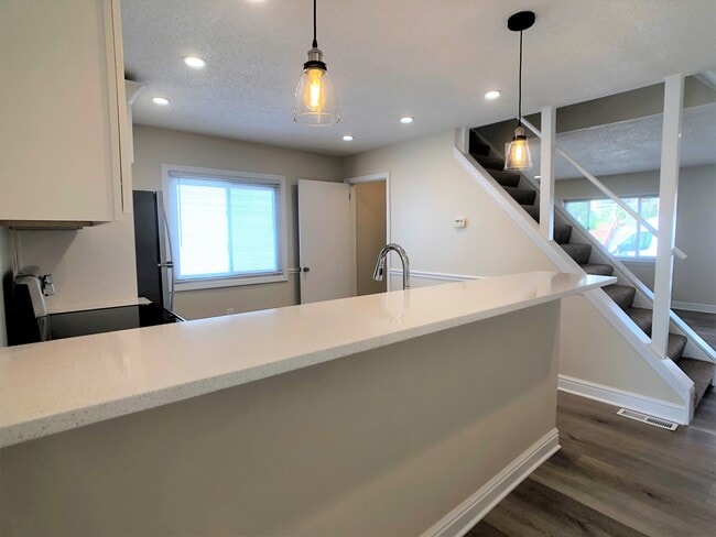 Building Photo - Large House with A/C, deck, updated kitchen, laundry, pet friendly September 1st