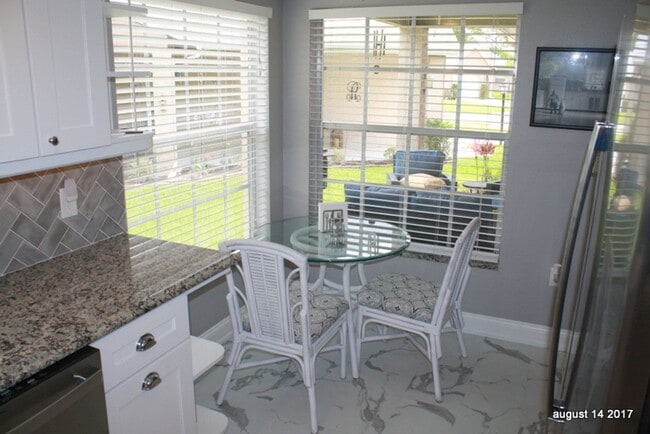 Building Photo - Beautiful 2 bed 2 bath in New Port Richey ...
