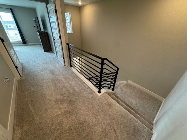 Building Photo - Modern 3-Bed, 2-Bath Townhome with Spaciou...