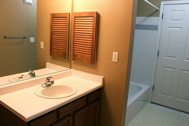 Building Photo - Delightful 1 Bedroom Condo