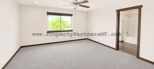 Building Photo - *** Modern *** 3 Bed 2.5 Bath Townhouse