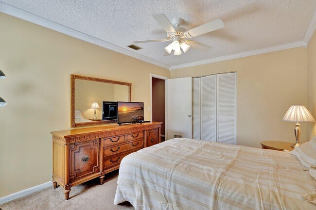 Building Photo - 1558 Shaker Cir