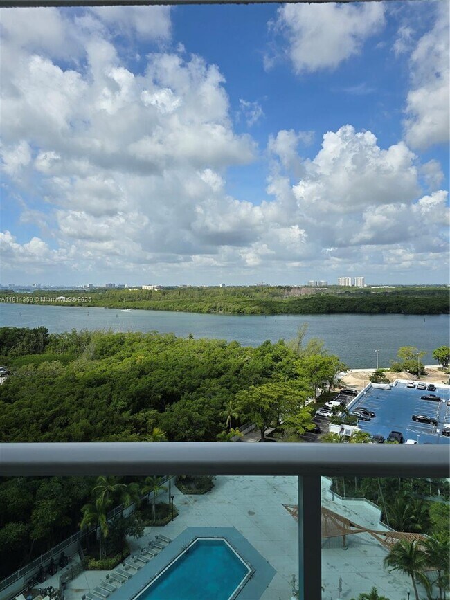 Primary Photo - 100 Bayview Dr