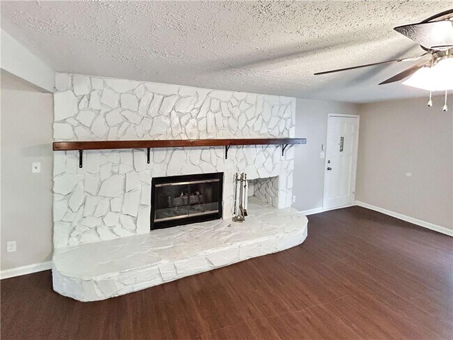Building Photo - 4239 Pinetree Dr