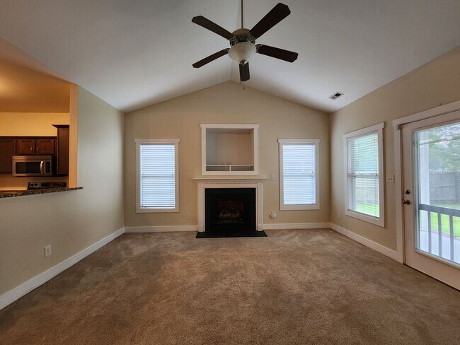 Building Photo - 3 Bedroom home with an upstair bonus room ...