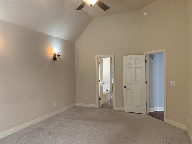 Building Photo - 5604 S 43rd St