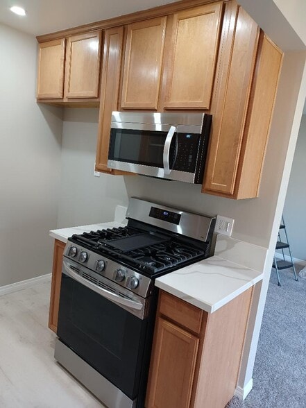 Stove and microwave - 1440 Lambert W Rd