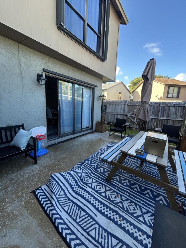 Building Photo - 818 Sandtree Dr