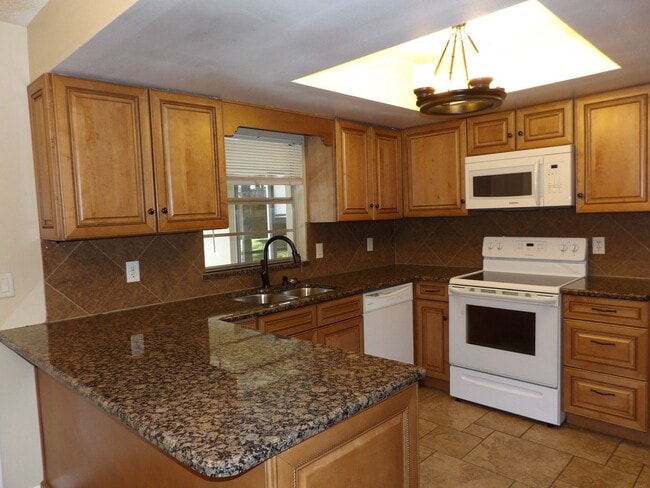 Building Photo - 4 BEDROOM JUST 5 Min to I-4 EXIT 111,  Beautiful Back Yard with  large Screen Porch!