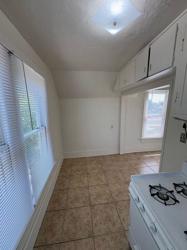 Building Photo - Cozy Upstairs Unit in Dinuba Near Shopping...