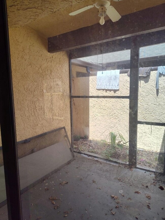 Building Photo - Welcome to Silver Springs Shores–Plaza Rid...