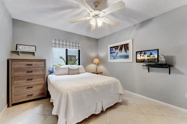 Building Photo - 30 Pelican Pointe Dr