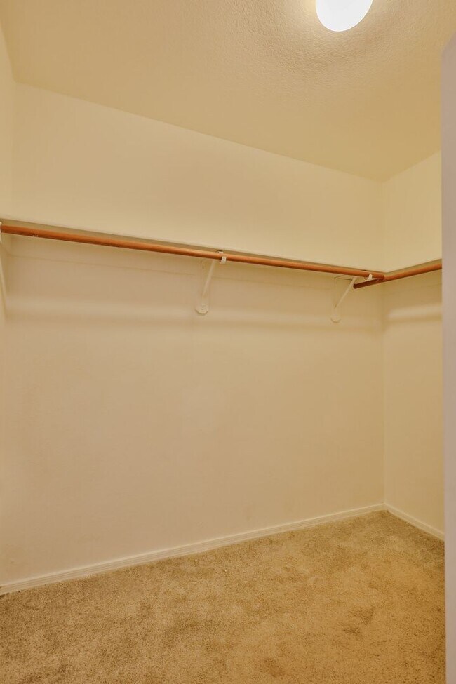 Building Photo - 4 Bedroom 2 Bathroom