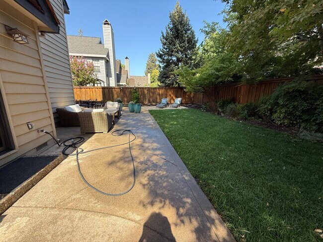 Building Photo - 6484 Heather St