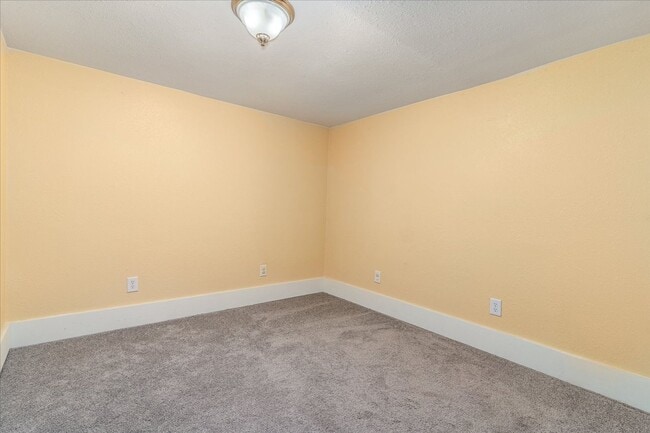 Building Photo - South Hill Charmer 3 bed, 1 bath available...