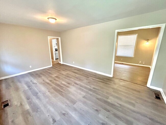 Building Photo - 3902 Lakeview Dr NW