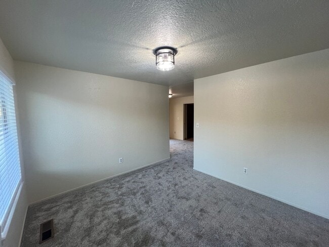 Building Photo - Single story home located in Lakewood Elementary School District!