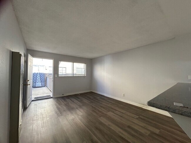 Building Photo - Spacious + Bright Upstairs 1 Bed + 1 Bath
