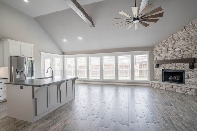 Building Photo - Prime Location! New build, 4 bed/ 2 bath!