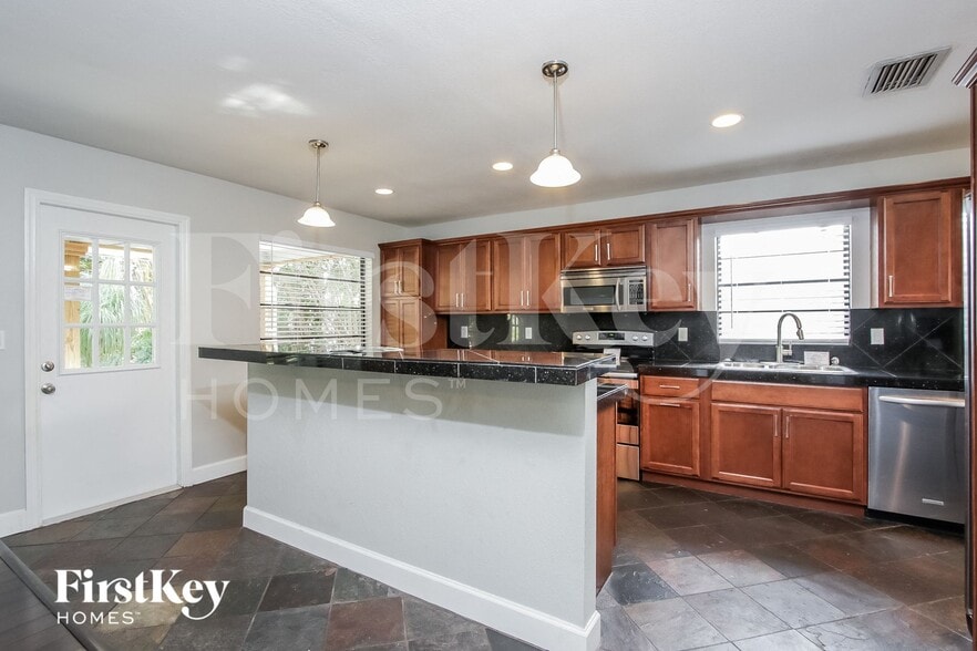 Building Photo - 6710 22nd Ave W