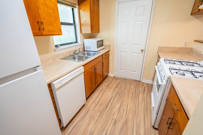 Building Photo - 2/1 Townhome in Twin Lakes