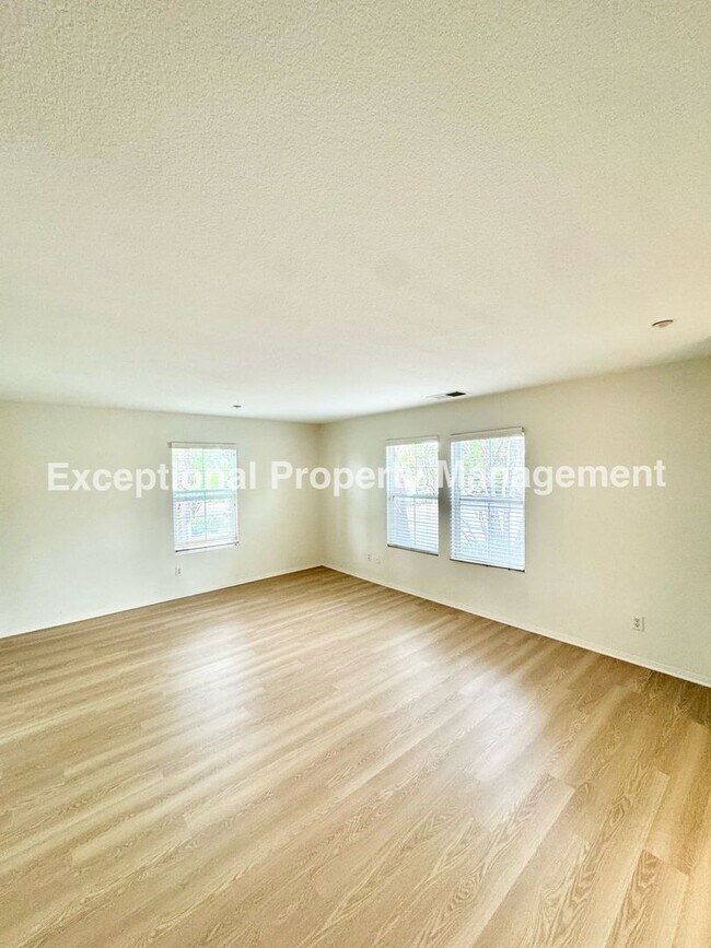 Building Photo - Ready to move in 3 bed 3 bath home