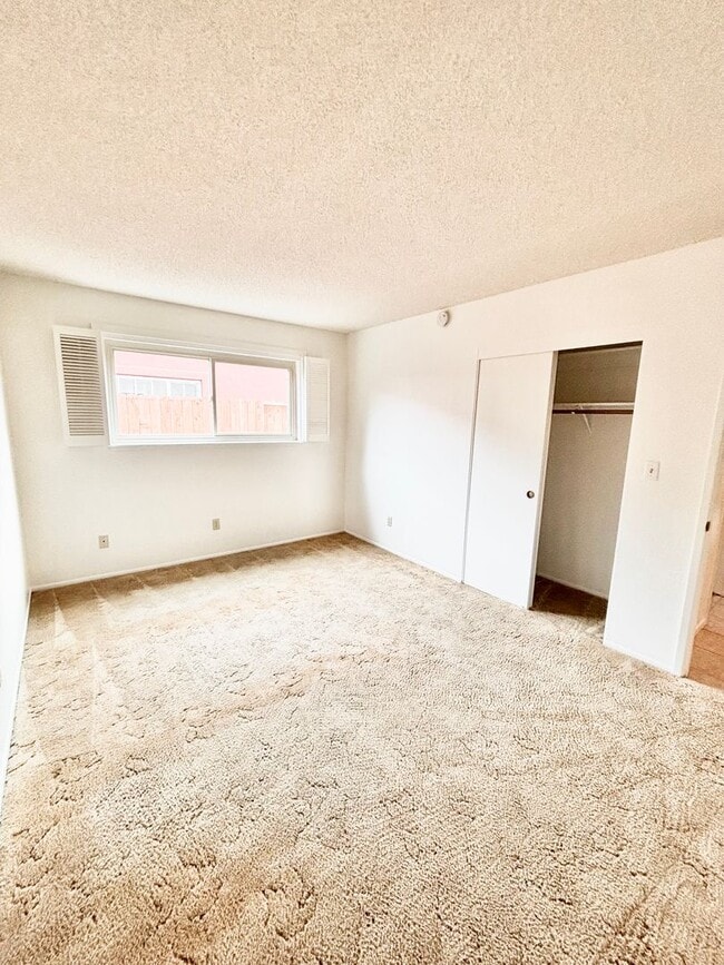 Building Photo - Spacious 4 Bedroom Home Available Now!
