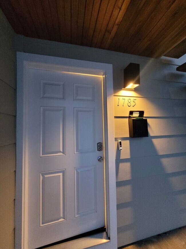 Building Photo - Newly Remodeled 2-Bedroom, 1-Bath Close to Downtown Salem!