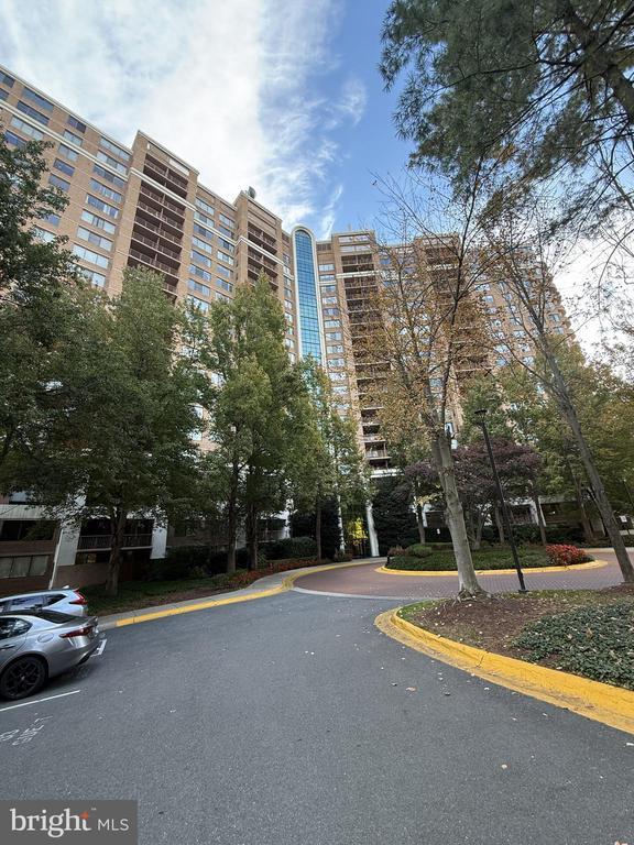 Building Photo - 10101 Grosvenor Pl