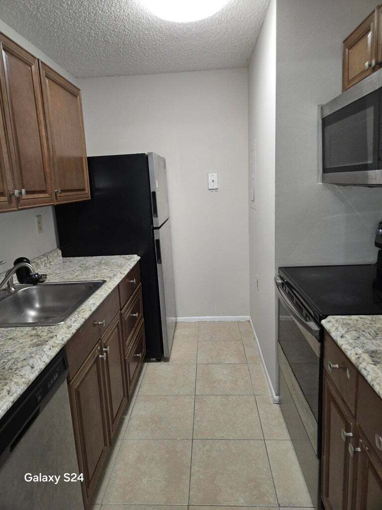 Building Photo - 1141 Lake Victoria Dr