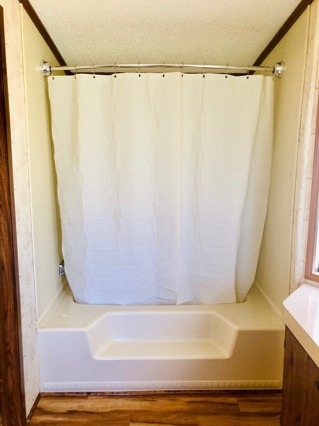 Building Photo - MOVE-IN READY! NO HUD OR SECTION 8